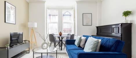 Leilighet | Oppholdsområde | En 37-tommers TV med kabel-kanaler samt Netflix og strømmetjenester