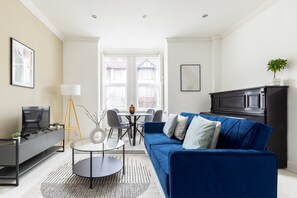 Apartment | Living area | 37-inch TV with cable channels, Netflix, streaming services - Modern Apartment in Walthamstow (London)