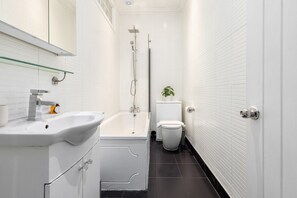 Appartement | Salle de bain | Articles de toilette gratuits, sèche-cheveux, serviettes fournies, savon