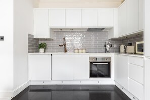 Apartment | Private kitchen | Fridge, microwave, oven, stovetop - Modern Apartment in Walthamstow (London)