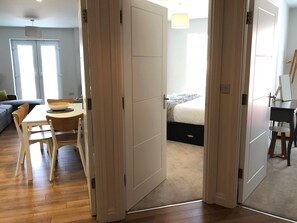 2 bedrooms, iron/ironing board, free WiFi - Westlake Apartment No.5 in Hampton, Peterborough (Peterborough)