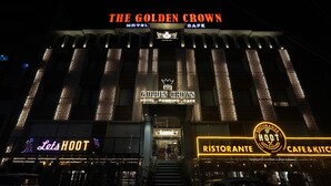 Das Hotel The Golden Crown und das Restaurant & Cafe Hoot bei Nacht.