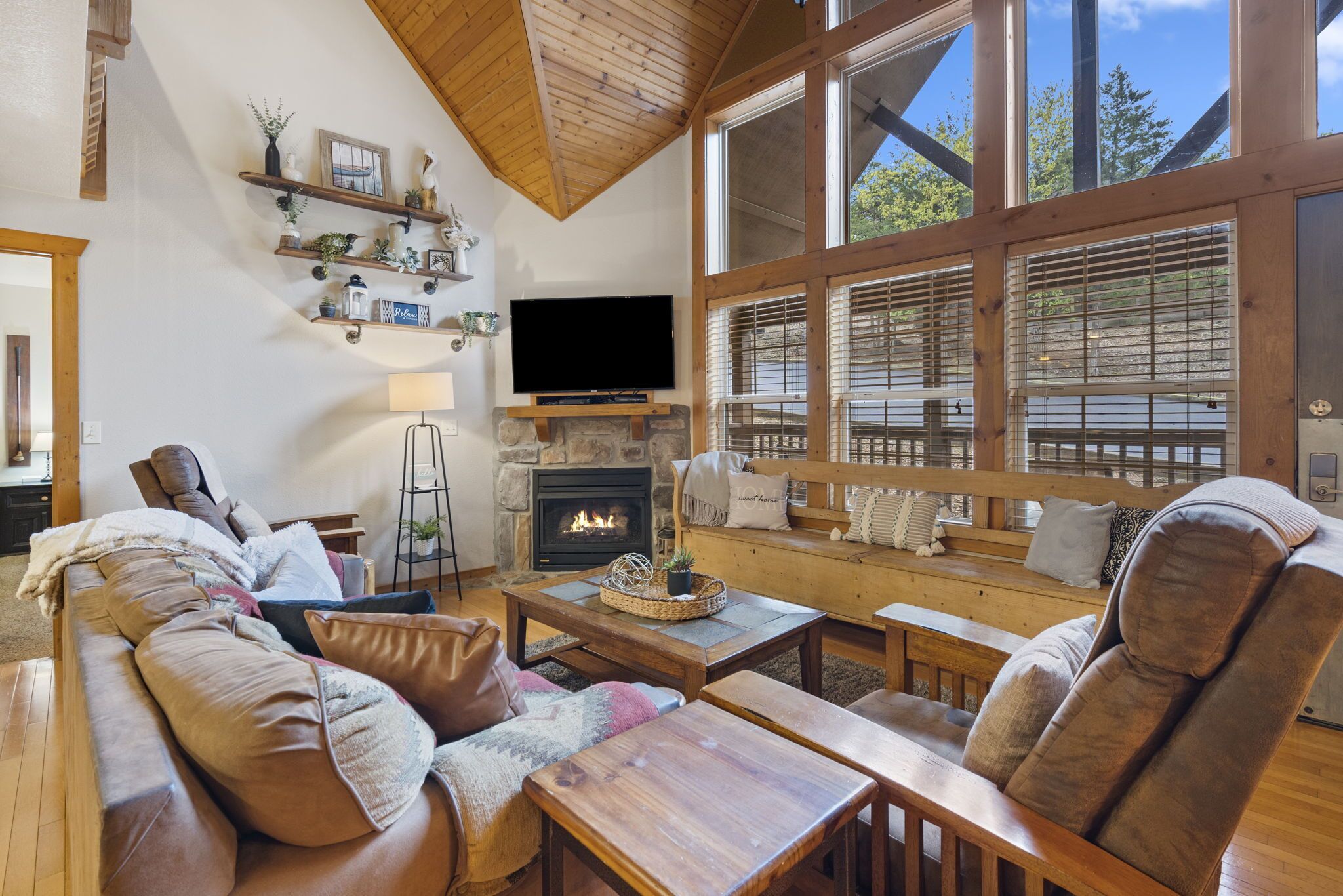 Timeless Branson Cabin - 4 Bedroom Home Near Silver Dollar City