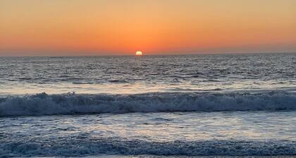 BEACH BLOCK freshly updated condo steps to the boardwalk, restaurants & shopping