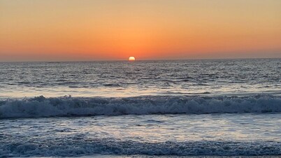 BEACH BLOCK freshly updated condo steps to the boardwalk, restaurants & shopping