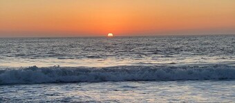 BEACH BLOCK freshly updated condo steps to the boardwalk, restaurants & shopping