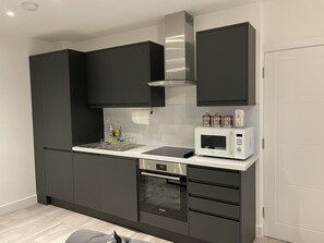 Kühlschrank, Mikrowelle, Ofen, Herdplatte