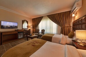 Kamar Twin Deluks, 1 kamar tidur, Bebas Asap Rokok, pemandangan kota | Area keluarga | Smart TV 40-inci dengan saluran TV satelit, buku, dan kantor