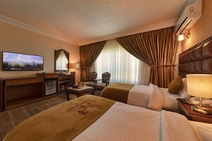 Deluxe Twin Room, 1 Bedroom, Non Smoking, City View | Living area | 40-inch Smart TV with satellite channels, books, offices