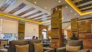 Eine moderne Lobby mit Sofas, einem Couchtisch und dekorativer Beleuchtung.