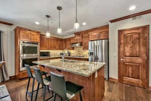 ثلاجة، ميكروويف، فرن، موقد طهي مسطح