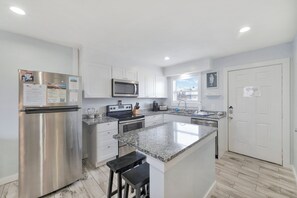 冷蔵庫、電子レンジ、オーブン、コンロ