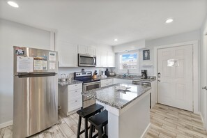 Een koelkast, een microgolfoven, een oven, een kookplaat