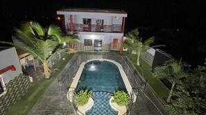 A two-story building with a swimming pool in the foreground. - Résidence BANA (Ngaparou)