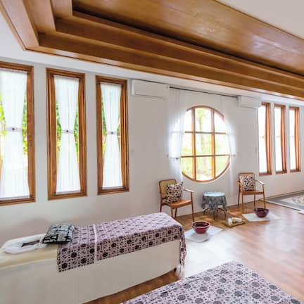 Couples treatment rooms, sauna, hot tub, body treatments, aromatherapy