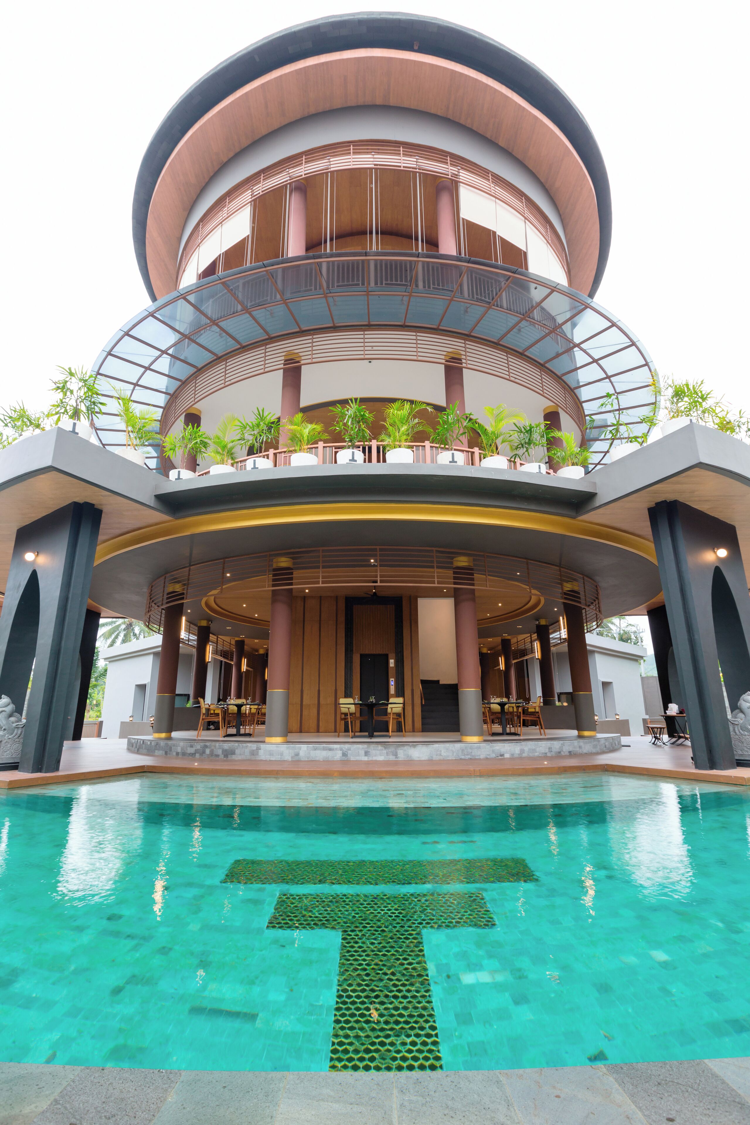 2 outdoor pools, open 8:00 AM to 8:00 PM, sun loungers