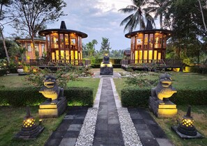 Premium bedding, down duvets, pillow-top beds, minibar - Hotel Le Temple (Borobudur)