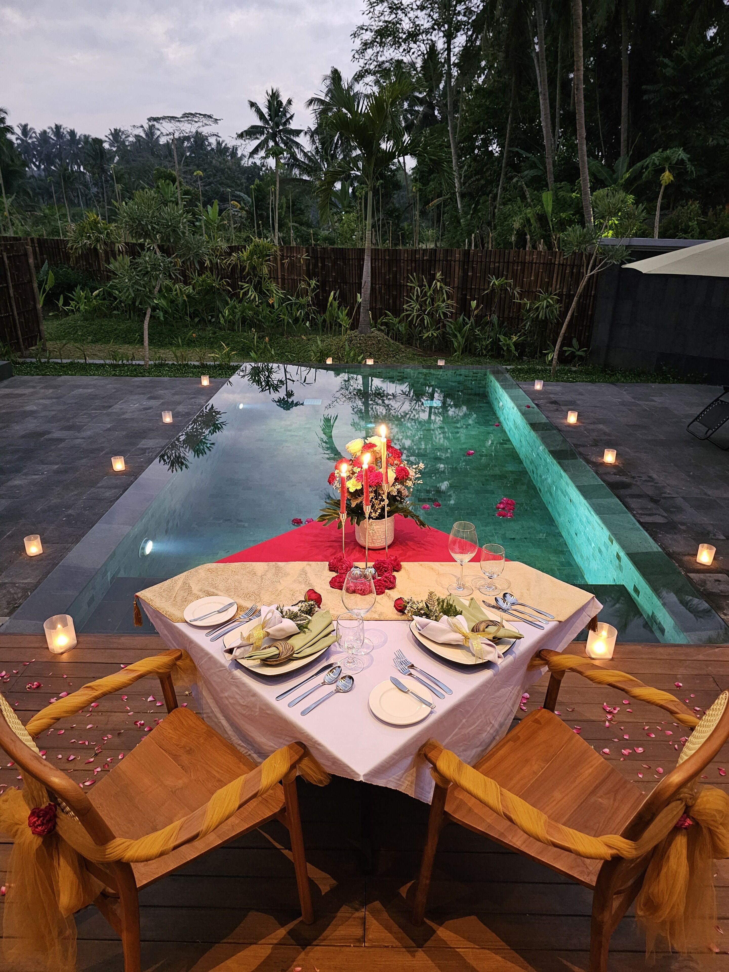 Seprai premium, selimut bulu angsa, bantalan ekstra lembut, dan minibar