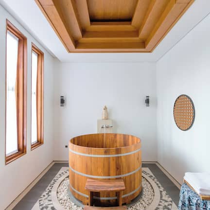 Couples treatment rooms, sauna, hot tub, body treatments, aromatherapy