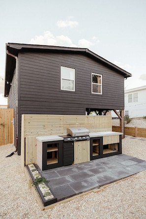 Terrace/patio - The Haven • Outdoor Tub • Backyard Oasis • As seen on Magnolia Network (Kill Devil Hills)