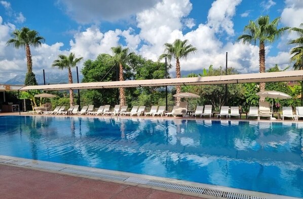 Piscine extérieure (ouverte en saison), parasols de plage