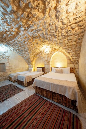 Luxury Quadruple Room | Premium bedding, down comforters, minibar, individually decorated - Karagül Otel (Sanliurfa)