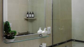 Dusche, Haartrockner, Bidet, Handtücher