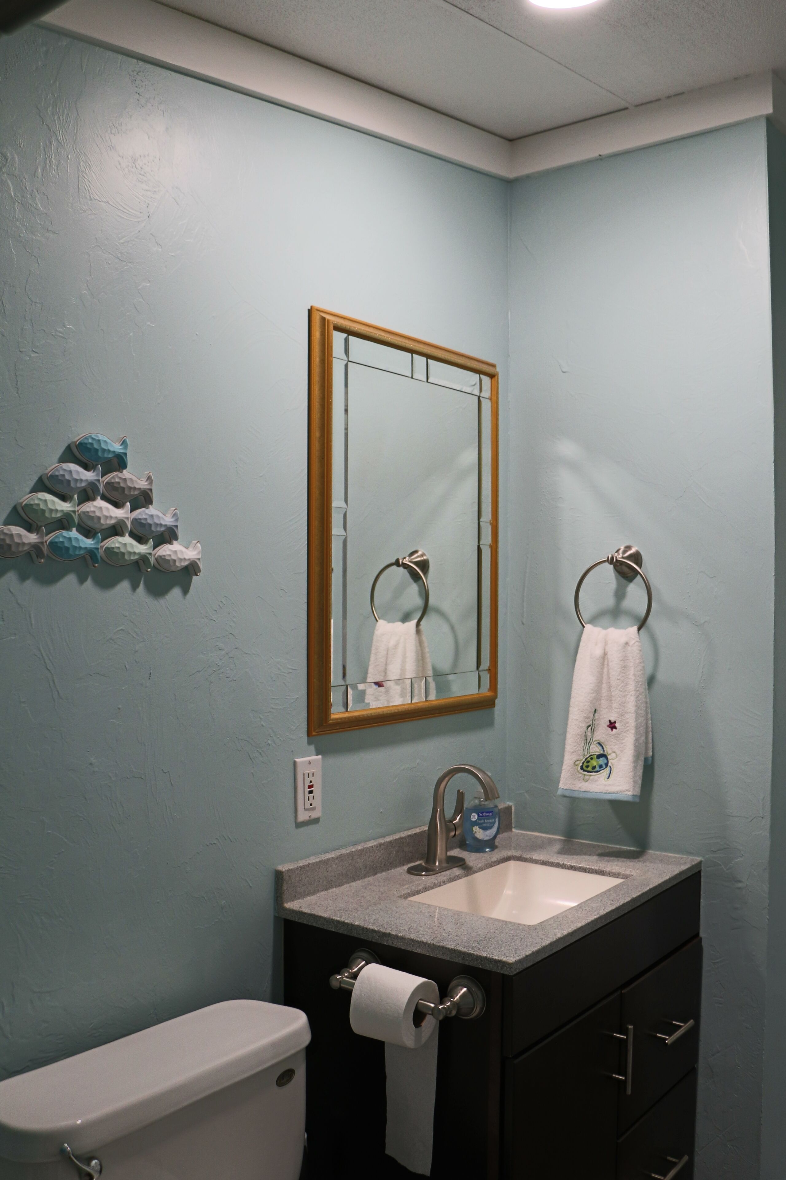 Cute Twin Lakes house w/ huge deck,beach,ramp&dock, sleeps10- only 30 min to OKC