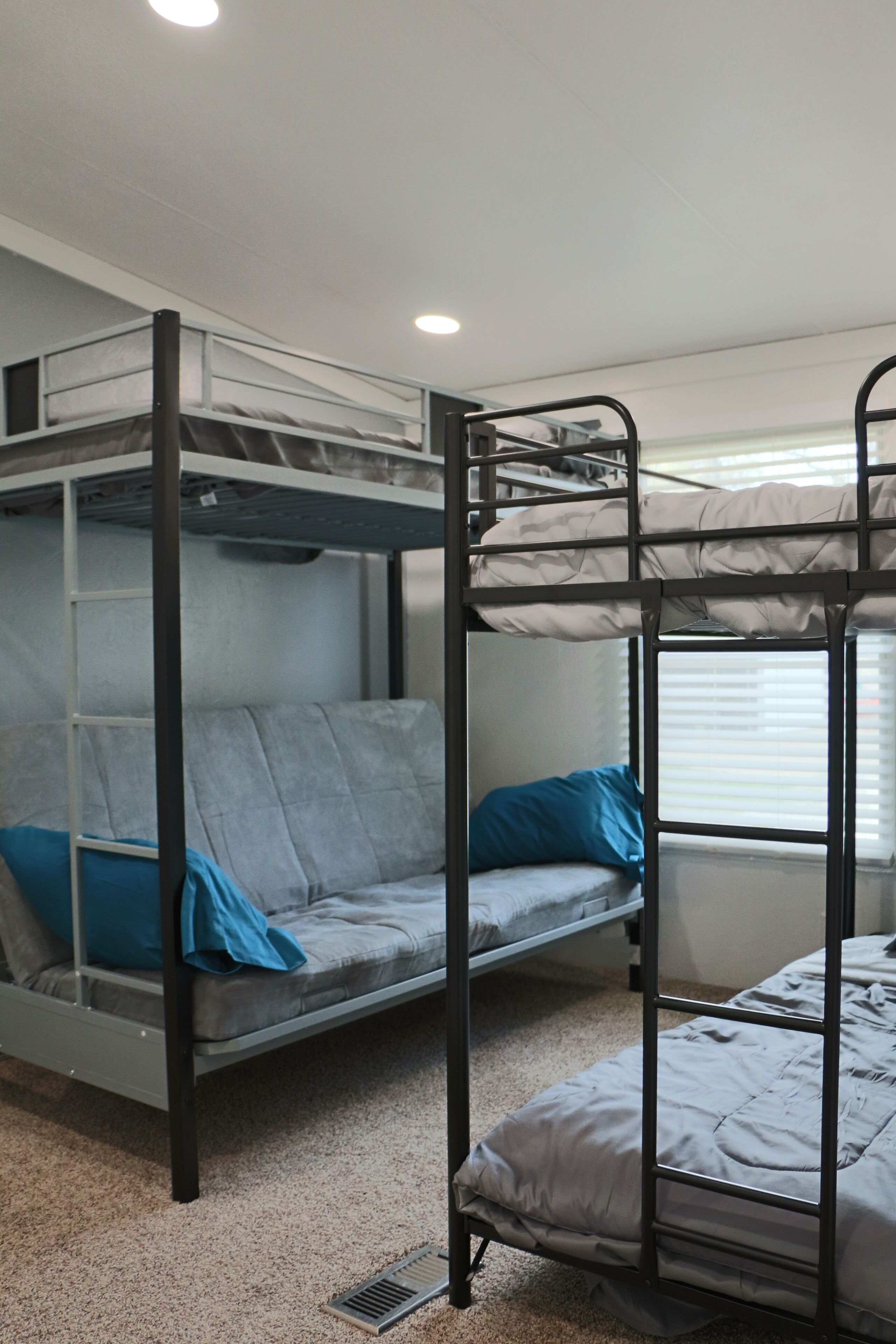 Cute Twin Lakes house w/ huge deck,beach,ramp&dock, sleeps10- only 30 min to OKC