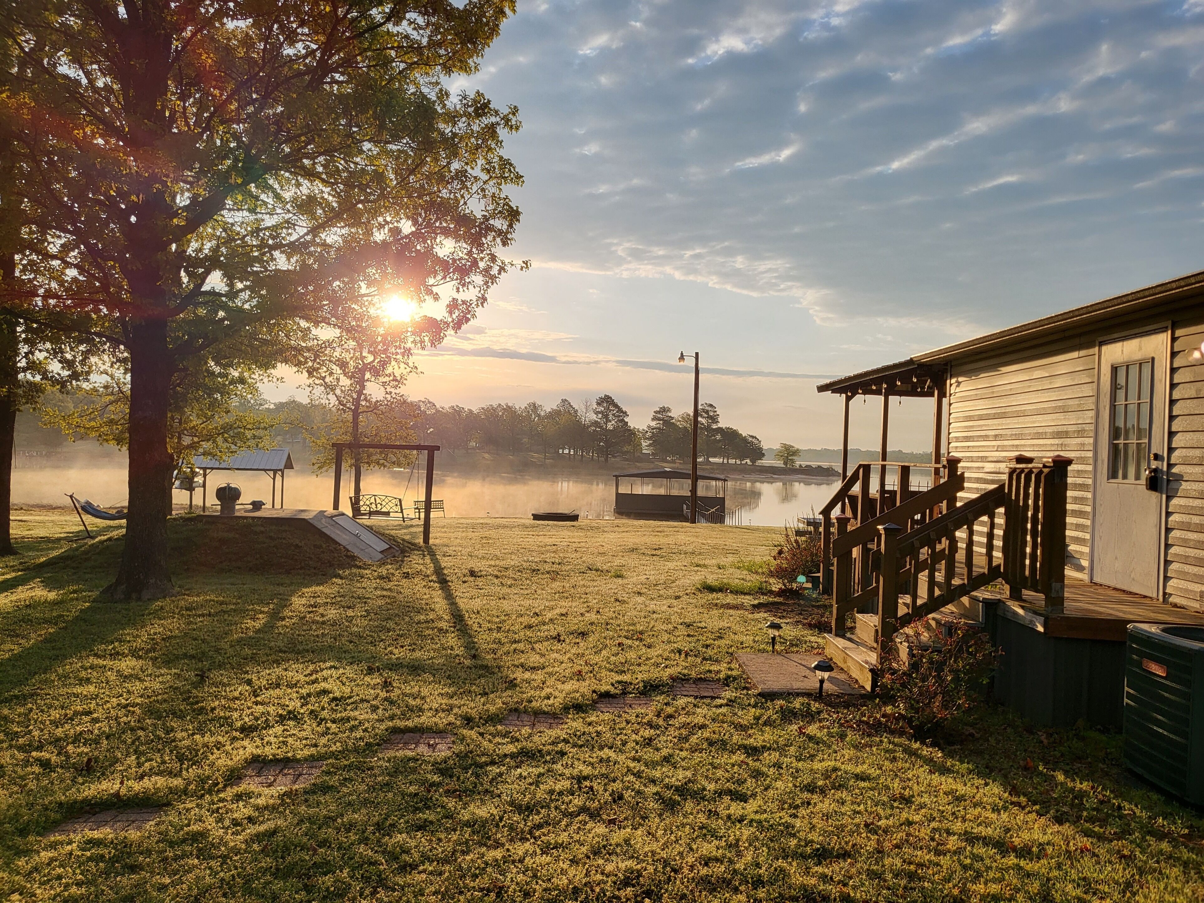 Cute Twin Lakes house w/ huge deck,beach,ramp&dock, sleeps10- only 30 min to OKC
