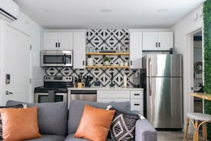 Fridge, microwave, oven, stovetop - Cozy Bohemian Condo with Pool by Barcle (Nashville)