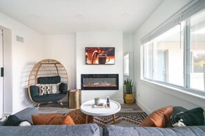 TV, fireplace, offices - Cozy Bohemian Condo with Pool by Barclé (Nashville)