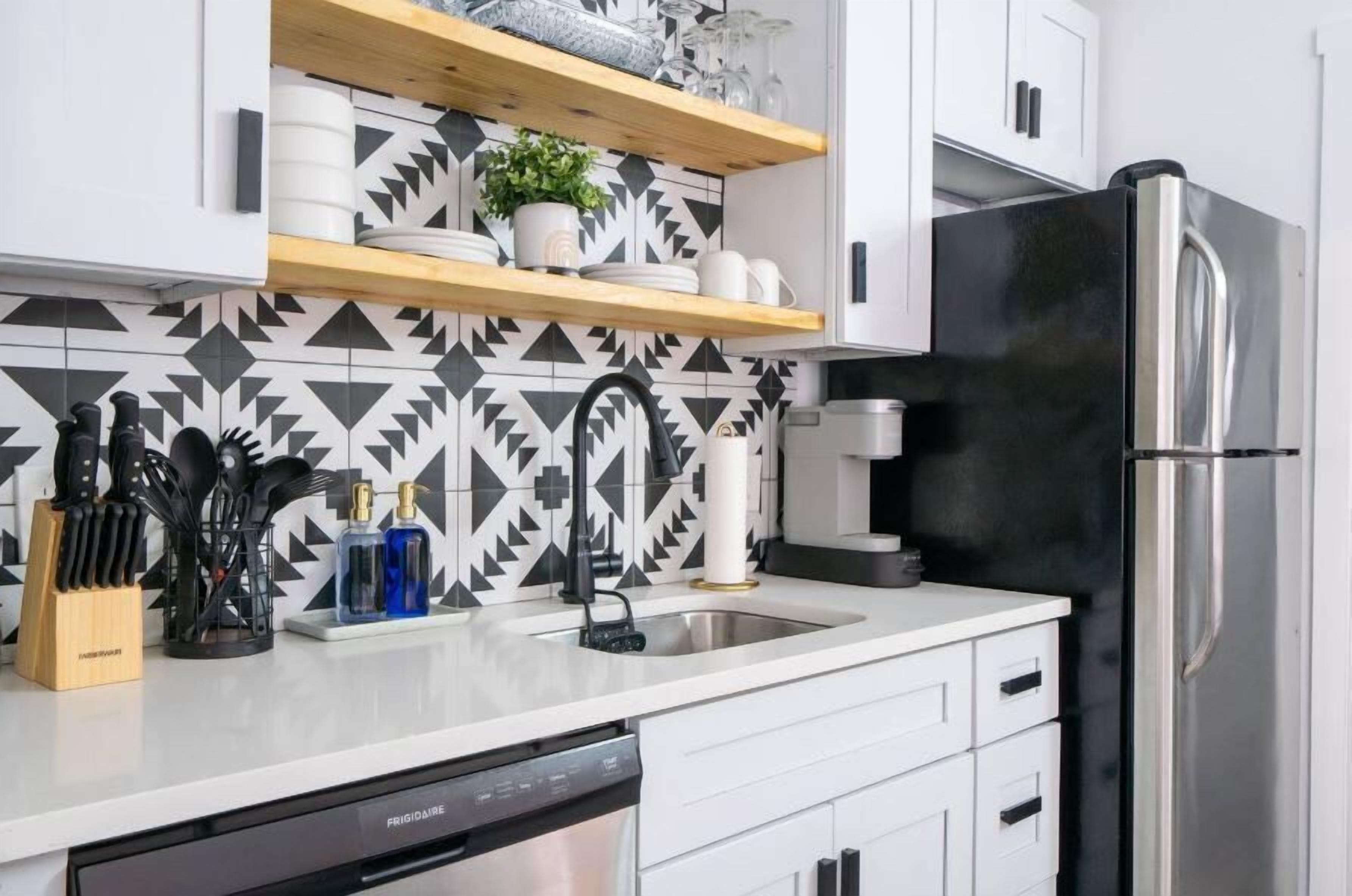 Kjøleskap, mikrobølgeovn, ovn og kokeplater