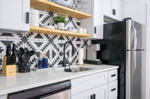 Fridge, microwave, oven, stovetop - Cozy Bohemian Condo with Pool by Barclé (Nashville)