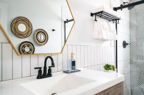 Dusche, Haartrockner, Handtücher, Shampoo