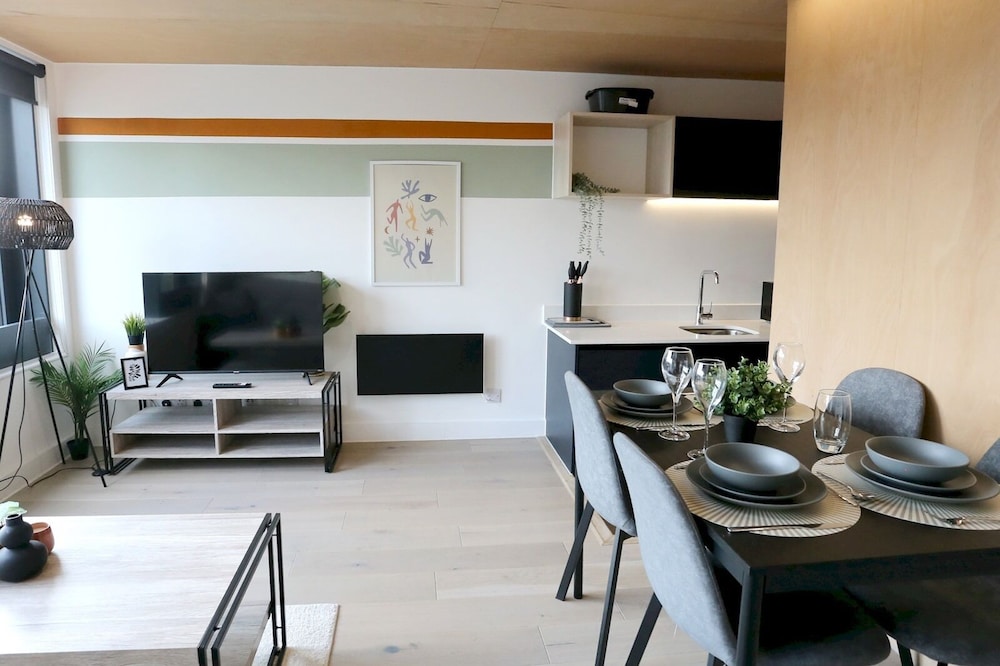*NEW* Central Modern Apartment | Pass the Keys