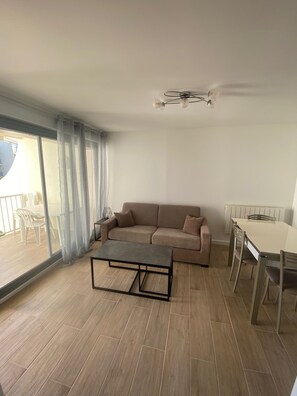 Living area - Rental F2 40m2 Cosy & Neat - 1st line Sea + Pool (Palavas-les-Flots)