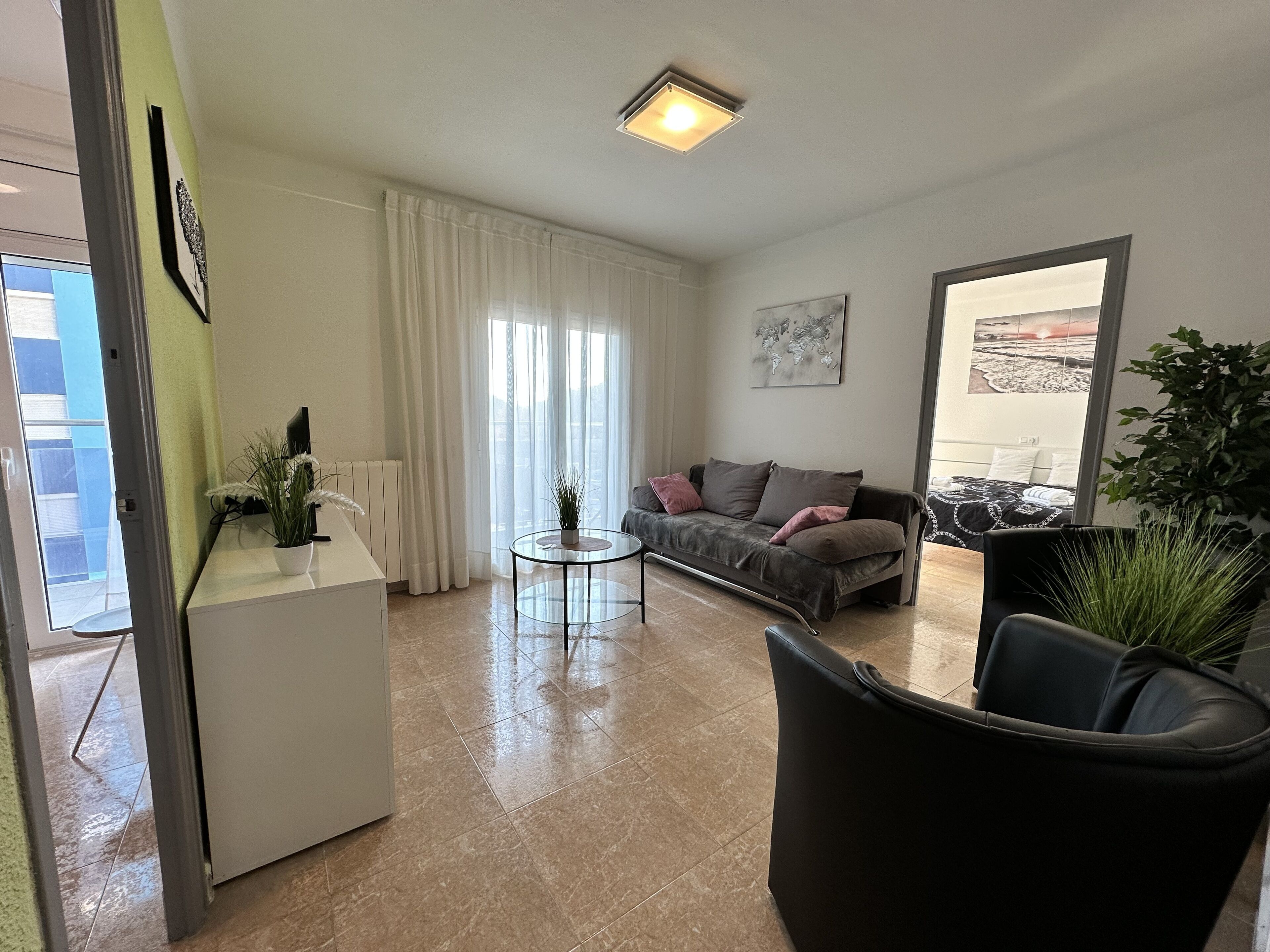 Beach near and friendly apartment, dogs welcome.