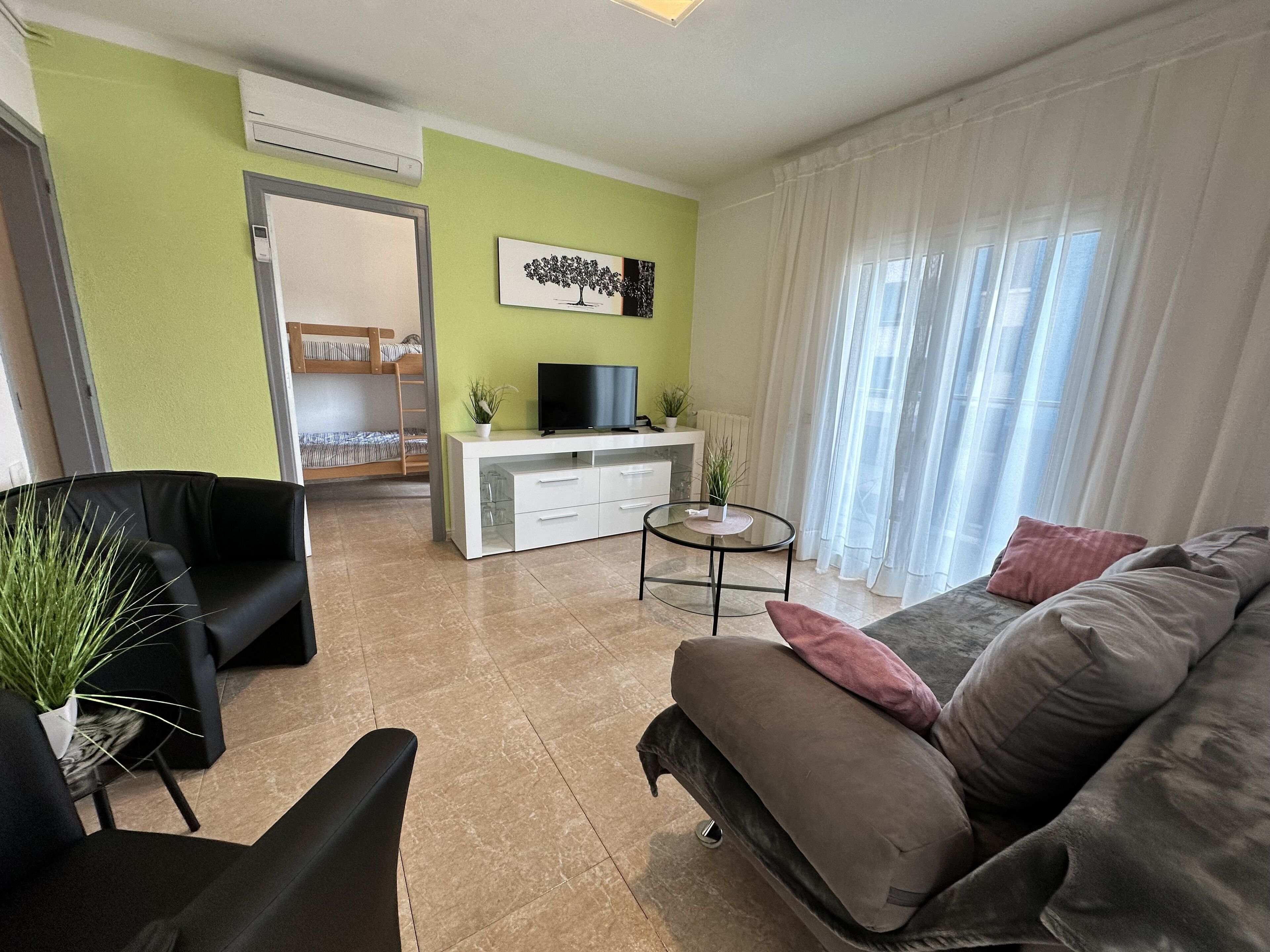 Beach near and friendly apartment, dogs welcome.