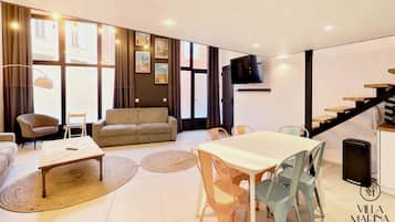 Deluxe Apartment, 3 Bedrooms (WYNWOOD LOFT) | Living area | 130-cm flat-screen TV with cable channels, TV
