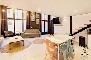 Deluxe Apartment, 3 Bedrooms (WYNWOOD LOFT) | Living area | 130-cm flat-screen TV with cable channels, TV