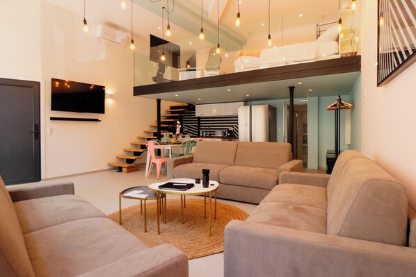 Deluxe-lejlighed - 3 soveværelser (WYNWOOD LOFT) | Opholdsområde | 130-centimeters fladskærms-tv med kabelkanaler, tv