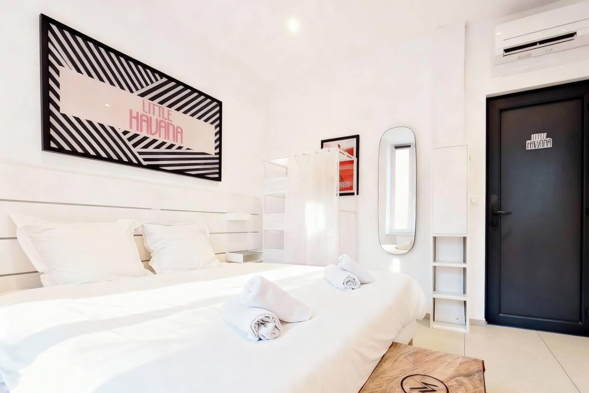 Deluxe Studio (LITTLE HAVANA) | Egyptian cotton sheets, premium bedding, down comforters