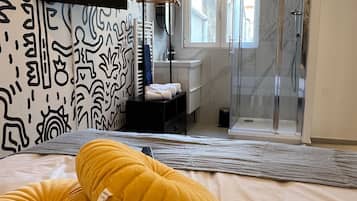 Departamento Deluxe, 2 habitaciones, 2 baños (SOUTH BEACH) | Baño | Regadera, regadera tipo lluvia, secadora de cabello, toallas