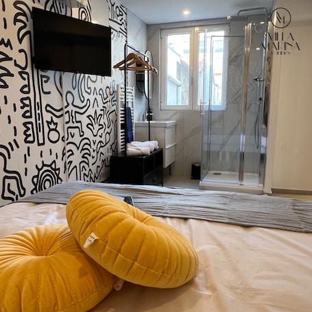 Ducha, cabezal de ducha tipo lluvia, secador de pelo, toallas