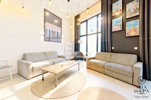 Deluxe-Apartment, 3 Schlafzimmer (WYNWOOD LOFT) | Wohnbereich | 130-cm-Flachbildfernseher mit Kabelempfang, Fernseher