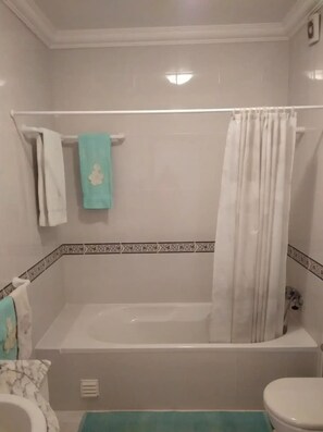 Haartrockner, Bidet, Handtücher, Seife