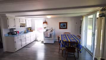 Kylskåp, mikrovågsugn, spishäll och kaffe- och tebryggare