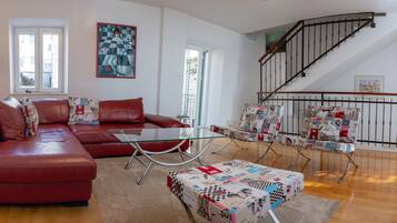 Smart TV, DVD player, books, stereo