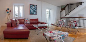 Smart-TV, DVD-Player, Bücher, Stereoanlage